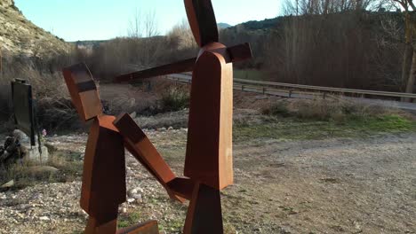 espectacular escultura de hierro que conmemora la represión y la violencia después de la guerra civil española