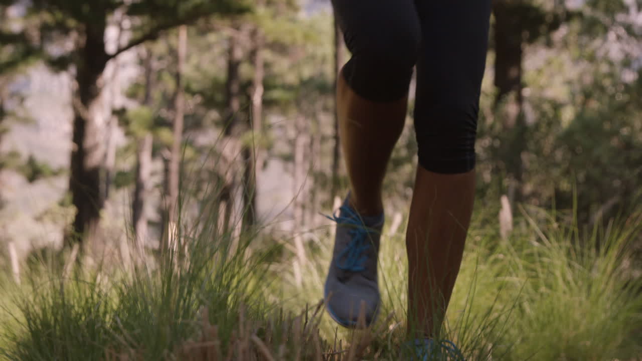 Wanita jogging melalui hutan