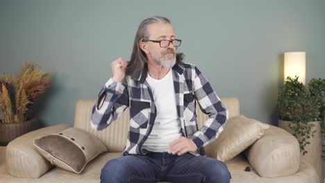 Man-combing-his-hair.