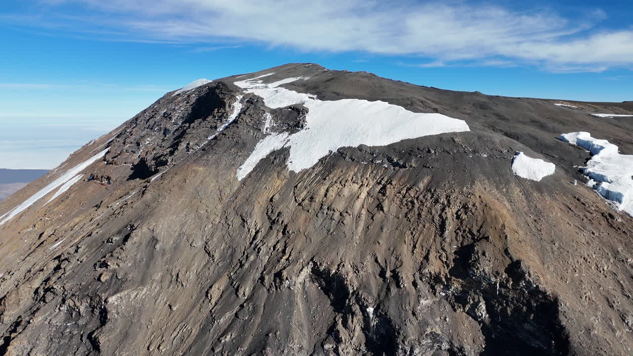 드론 촬영은 킬리만자로의 우루루 피크의 거친 절벽을 보여줍니다.