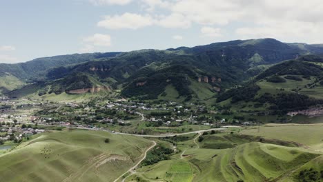 paisaje de valle de montaña con aldea
