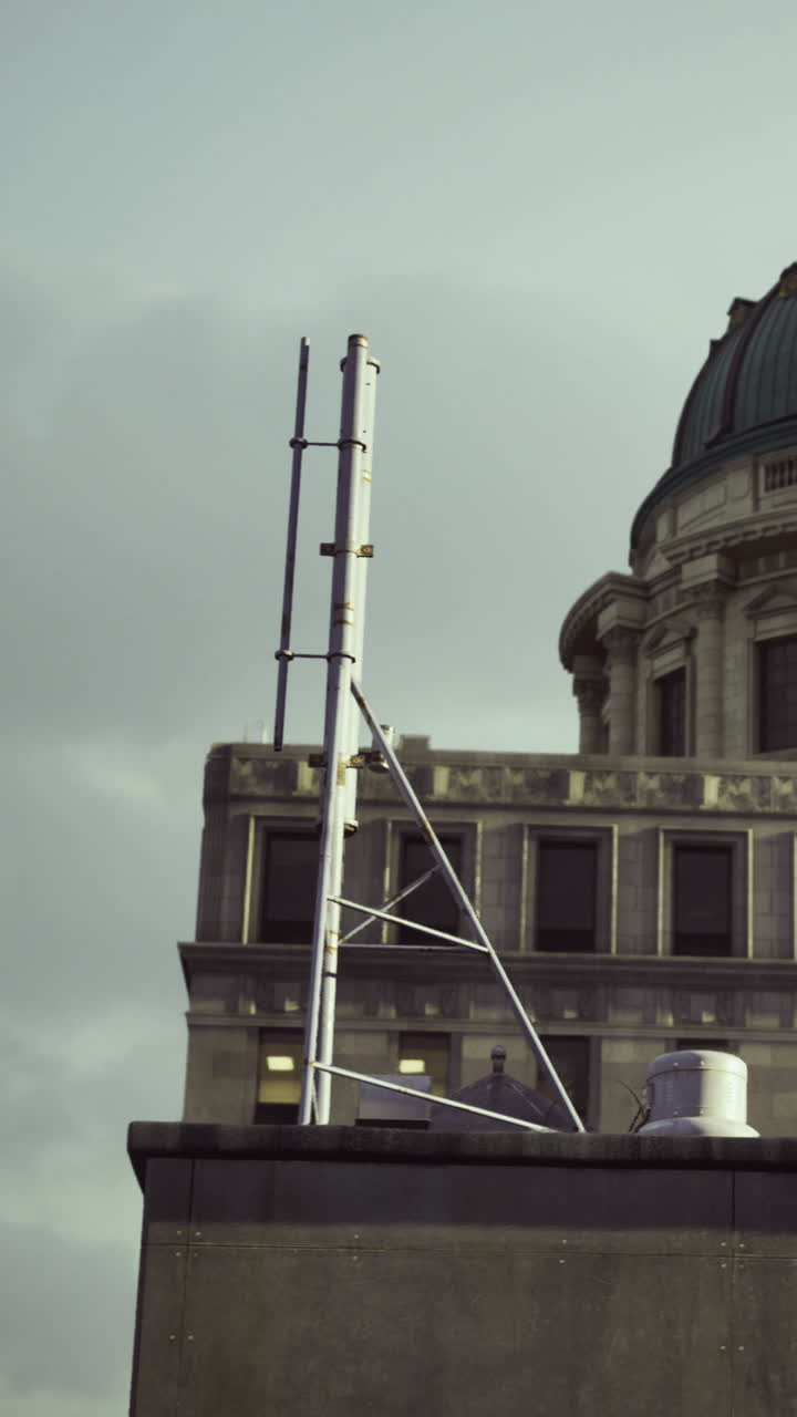 Vista del horizonte de un edificio con cúpula y antena en la ciudad