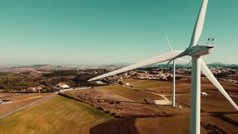 primer plano de turbina eólica con fondo de paisaje verde, ericeira, portugal