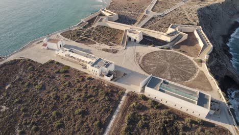 Rotación-Circular-Aérea-De-Un-Fuerte-Histórico-Fortaleza-De-Sagres-Fortaleza-Con-Contrafuertes-En-Portugal