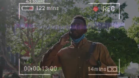 animación de la interfaz de grabación de video, con un hombre con máscara facial usando un teléfono inteligente en una calle soleada