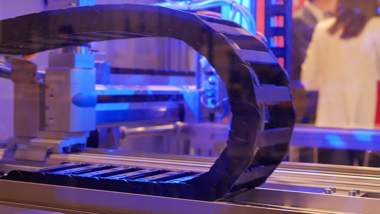 산업 기계는 혀 있고 루프에 머물고 있습니다.