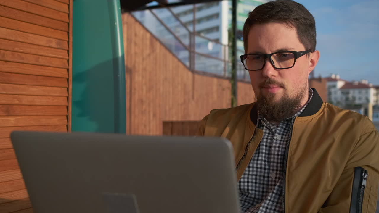 hombre trabajando en una laptop al aire libre