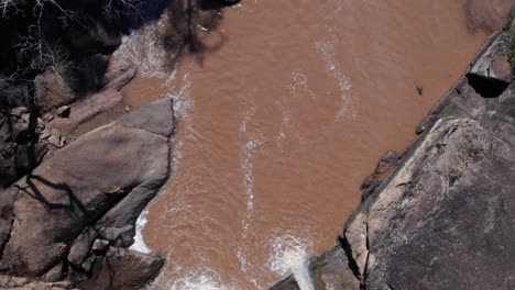 Vista-De-Drones-De-Una-Cascada-Desde-Su-Parte-Superior