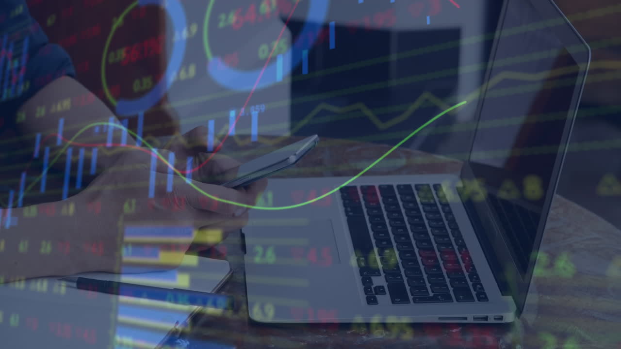 animazione dell'elaborazione dei dati statistici e del mercato azionario sulla sezione centrale di un uomo che utilizza uno smartphone
