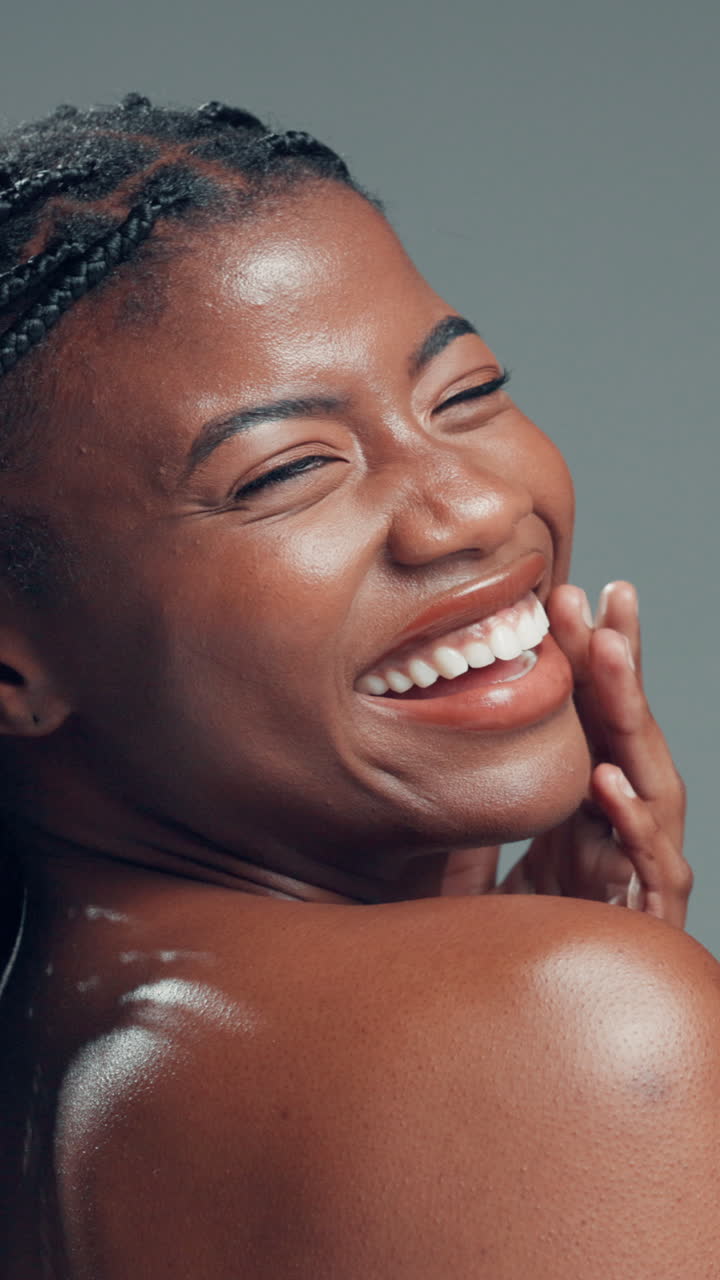 Close-up de uma jovem negra feliz com pele radiante