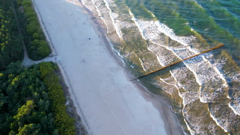 Vista-Aérea-De-La-Costa-De-La-Playa-De-Arena-Blanca-De-La-Península-De-Hel-Junto-Al-Mar-Báltico-En-Wladyslawowo,-Polonia