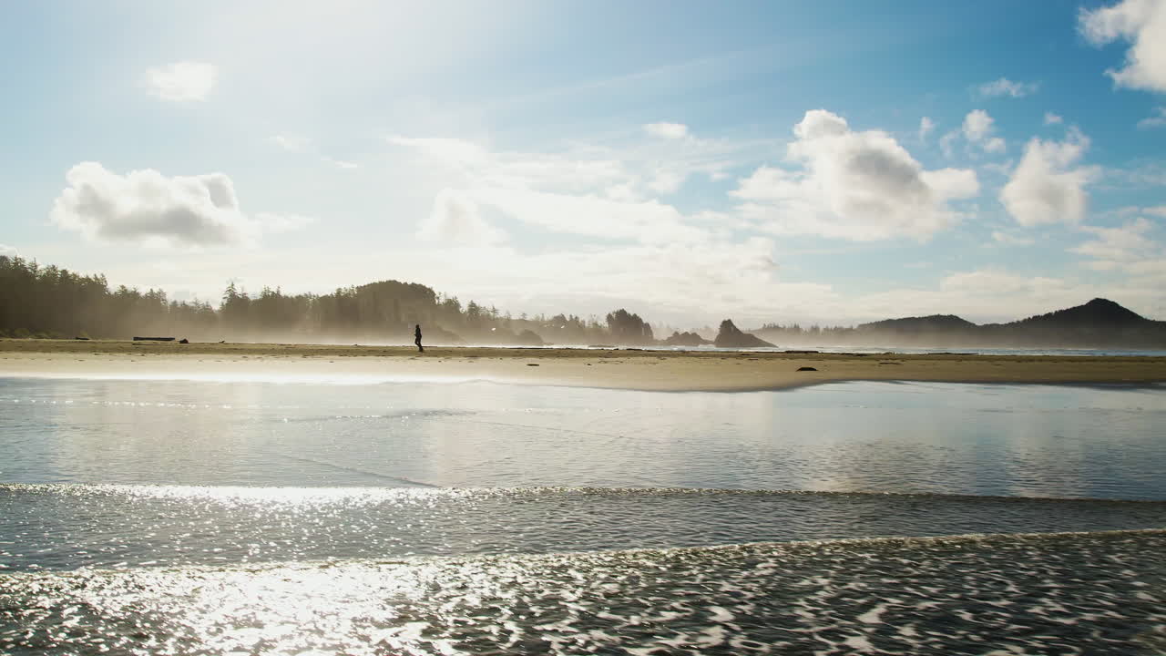 반 ⁇ 이는  ⁇ 은 모래로 해변을 달리는 남자, 파도 위에서 촬영된 장면적인 긴 드론