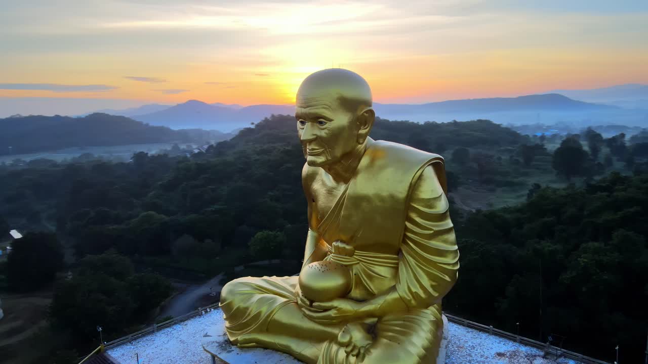 imagen aérea de 4k luang pu thuat al amanecer