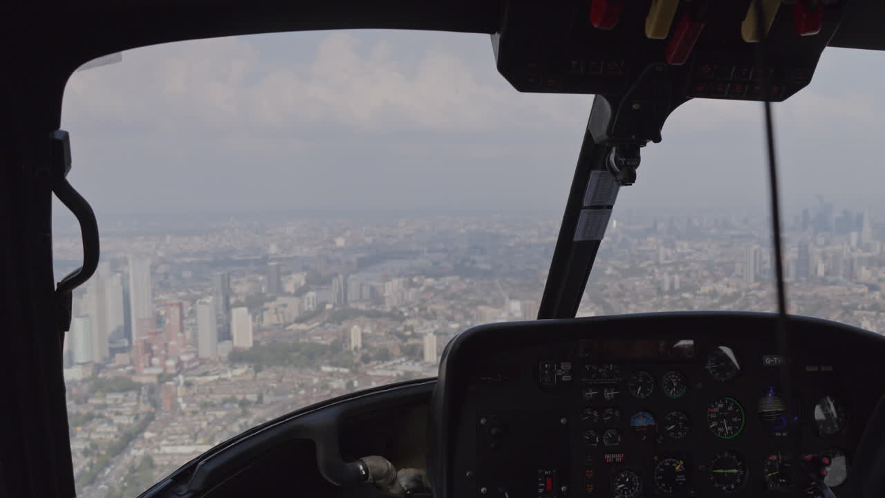 filmando desde dentro de un helicóptero sobre londres