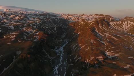 gran panorama de montaña con nieve y río congelado en el valle, drones de islandia