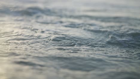 agua salpicando de cerca en el mar