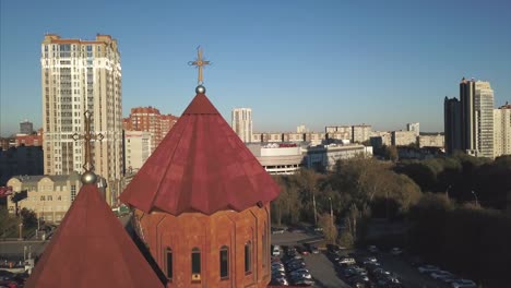 torre de la iglesia en una ciudad moderna