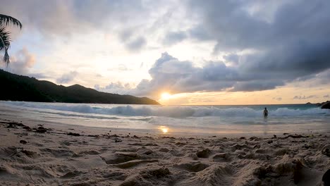 Timelapse-Del-Atardecer-En-La-Playa-Tropical-De-Anse-Lazio-En-La-Isla-De-Praslin-Seychelles-Con-Nubes-Y-Arena-Y-Palmeras