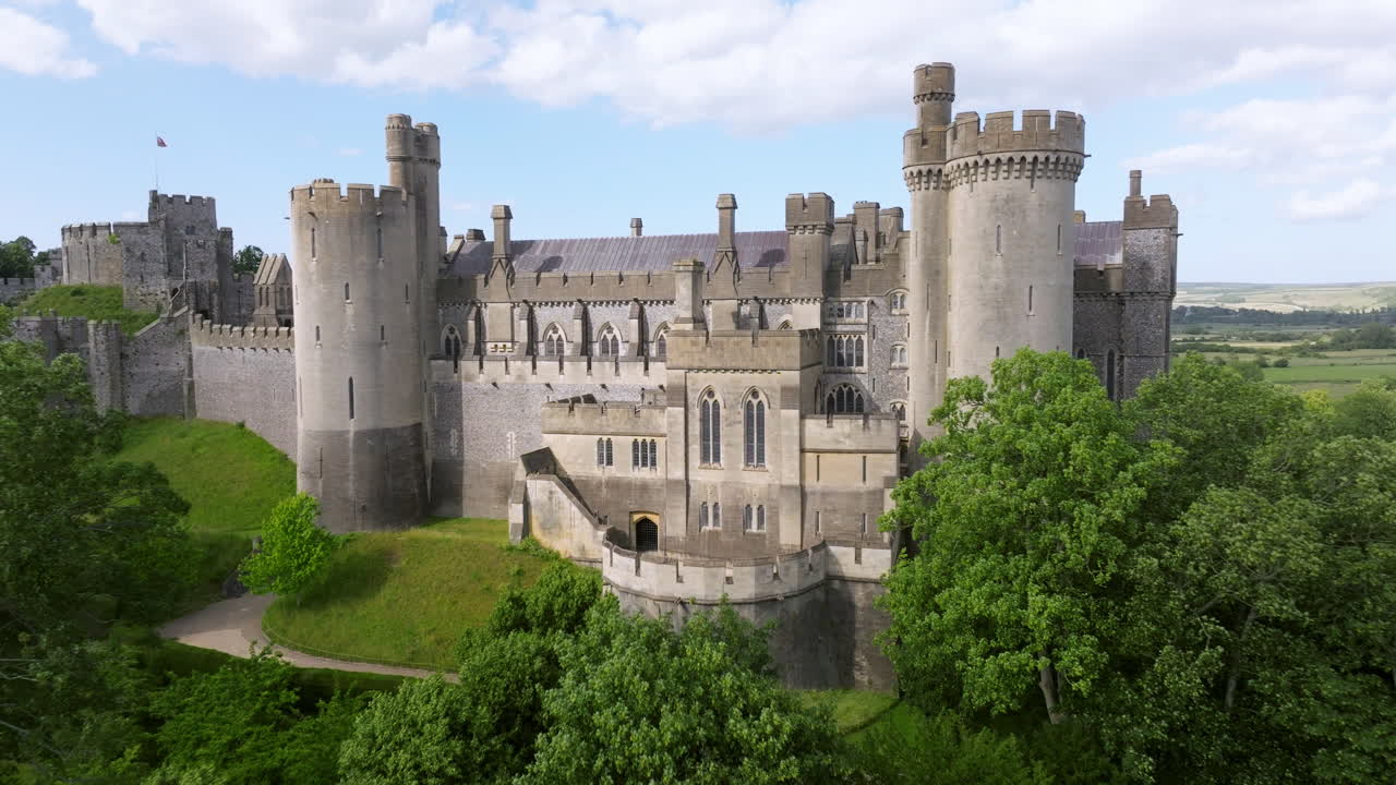 Alberi con fogliame verde intorno al Castello di Arundel nel West Sussex, Regno Unito. - ripresa aerea.