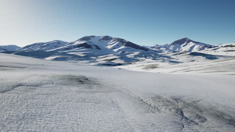 Schneebedeckter-Vulkankrater-In-Island