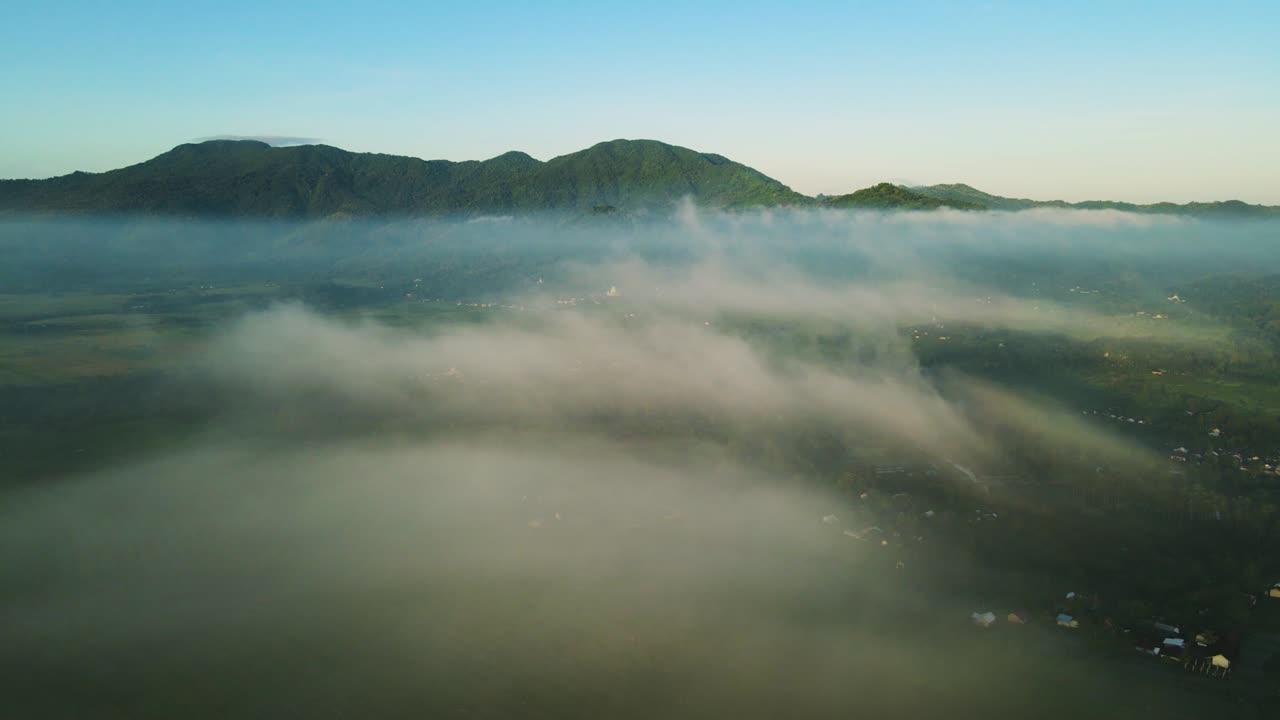 아침에 마을과 을 고 있는 안개의 바다의 풍경