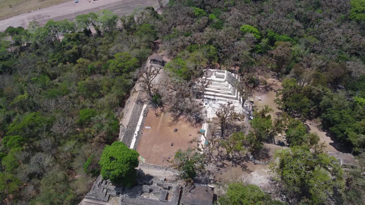 vista aérea de la corte oriental y los templos piramidales de las ruinas de copán, honduras