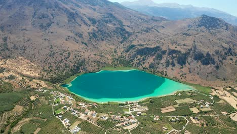 vista panorámica aérea de alto vuelo paisaje del lago kournas, fascinantes colores de agua, grecia