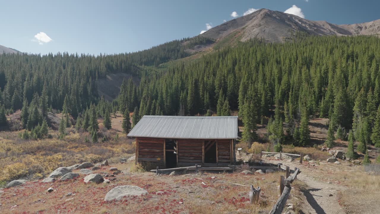 cabaña en las montañas