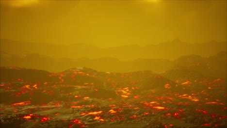 campo de lava bajo nubes al atardecer en el fondo