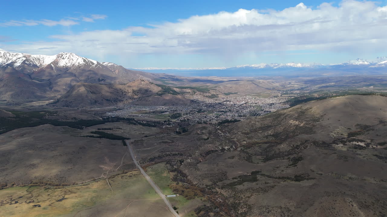 impresionante vista aérea de esquel, chubut, una pintoresca ciudad en la patagonia, argentina
