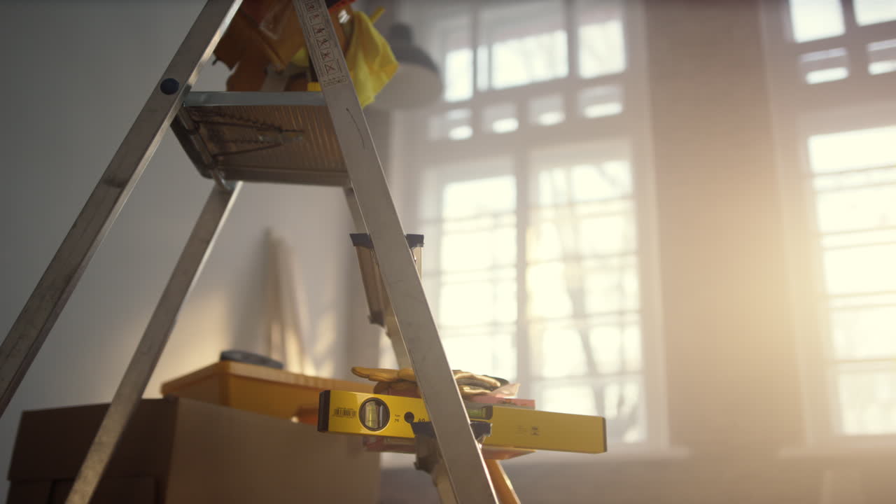 escalera de primer plano y herramientas en la casa nueva. herramientas de renovación de la casa en el apartamento.