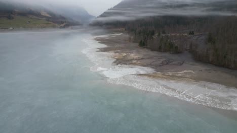 Klöntalersee-Glarus-Schweiz-Weiter-Blick-Auf-See,-Strand-Und-Wald