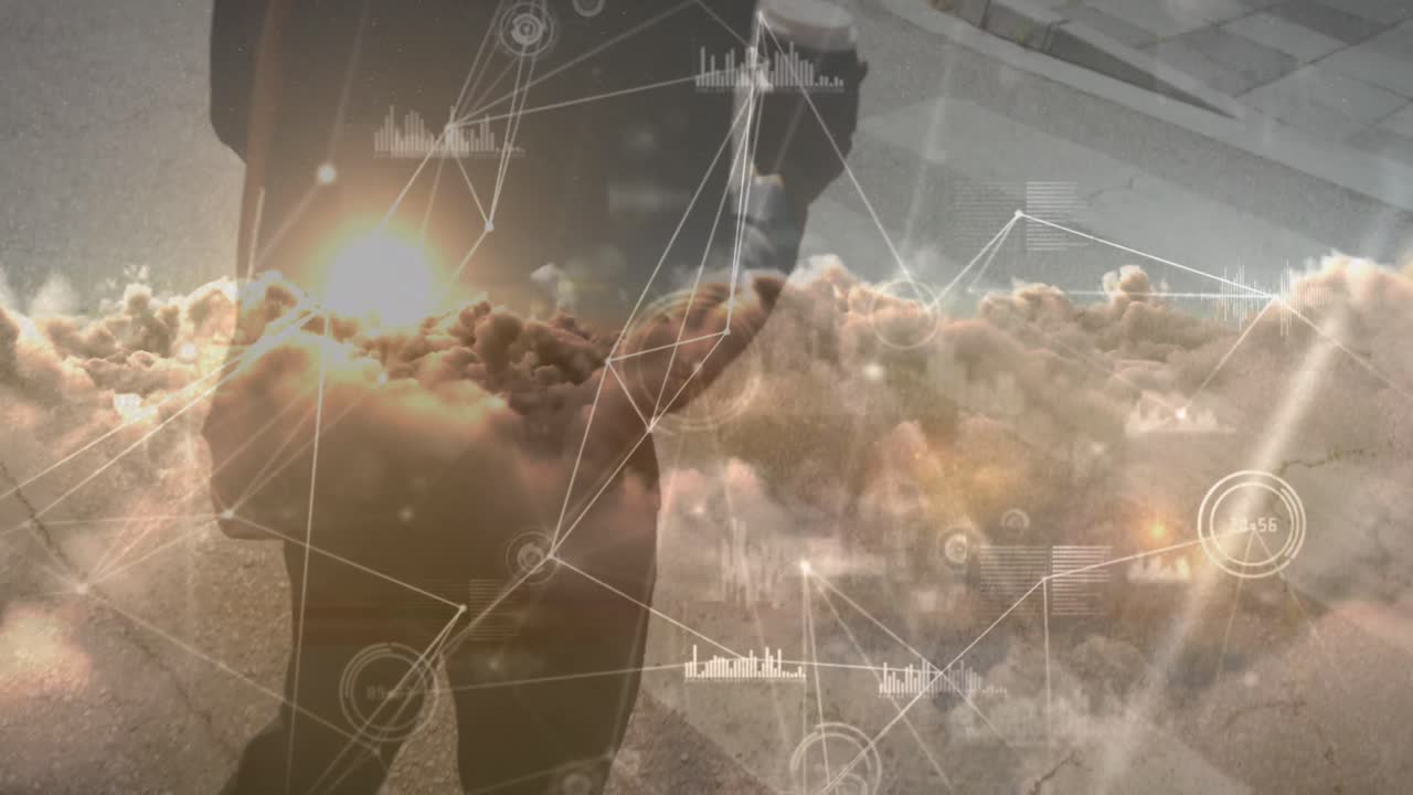 animación del procesamiento de datos sobre un hombre de negocios afroamericano caminando