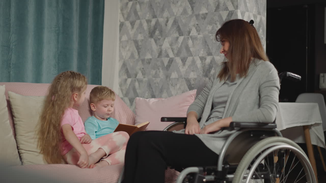 madre y hermana atentas escuchan a un niño rubio leyendo un libro