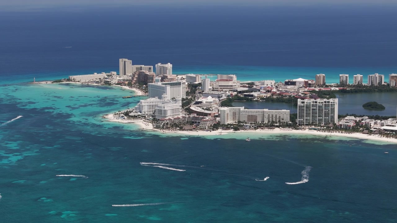 Lungo volo aereo sulla costa della zona alberghiera di Cancun, Messico