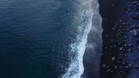 アイスランドの黒い砂のビーチをドローンで撮影