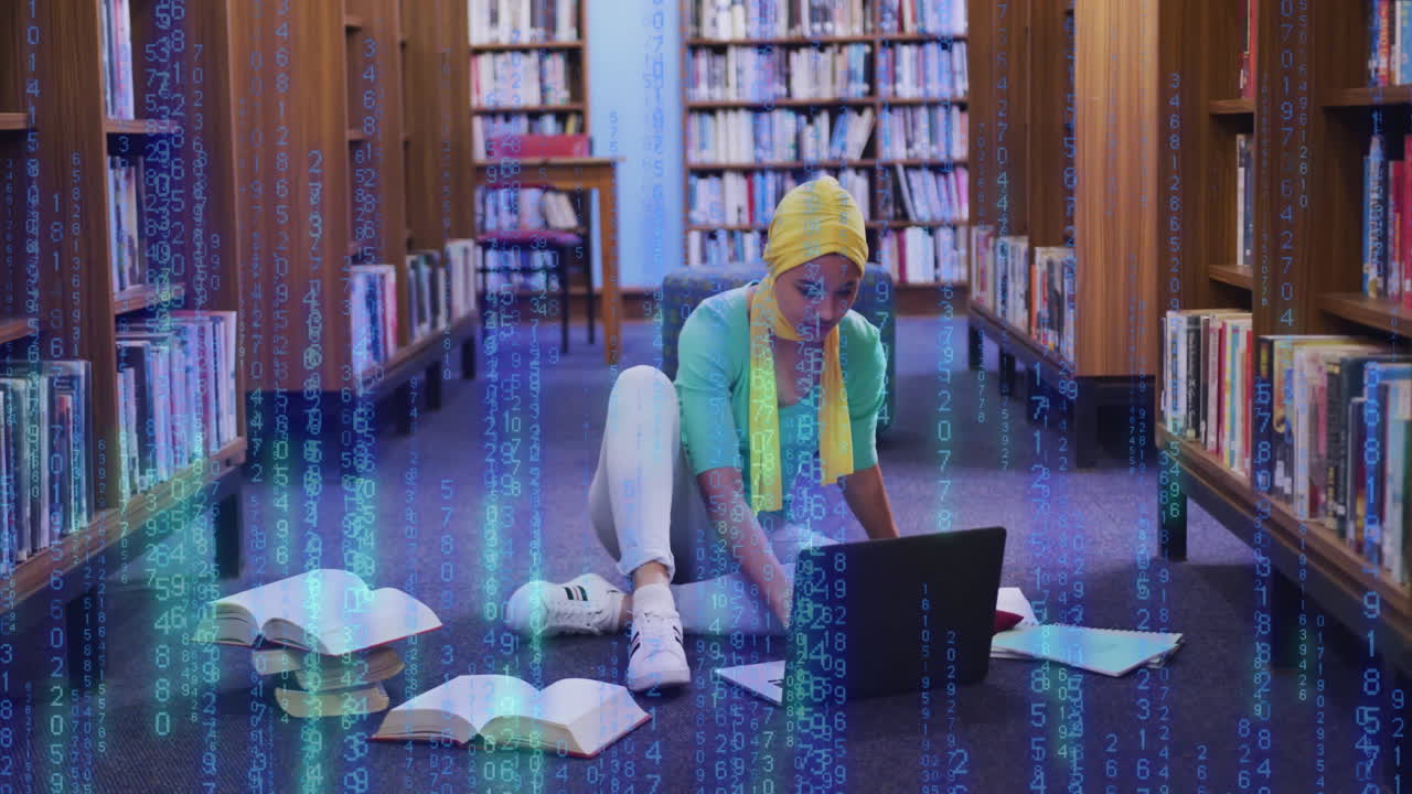 animación de un texto y datos sobre una estudiante biracial en hijab con una computadora portátil