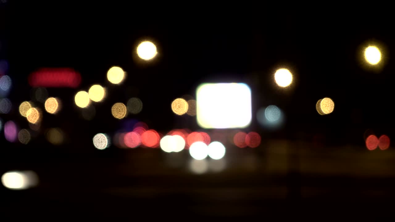 디포커스 된 불빛 로스앤젤레스 거리 추상. 도시 흐릿한 배경. 밤 교통의 움직이는 보케 서클.