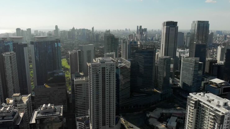 Vista épica do horizonte de Manila. Nascer do sol. Sobrevoando Bonifacio Global City, Taguig, Filipinas.
