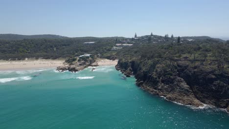 der south gorge beach neben der felsigen landzunge in queensland, australien