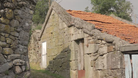 Arco-Disparó-Una-Casa-De-Piedra-En-Un-Pueblo-Rural-En-Una-Colina-Friaes-Tras-os-montes-Portugal