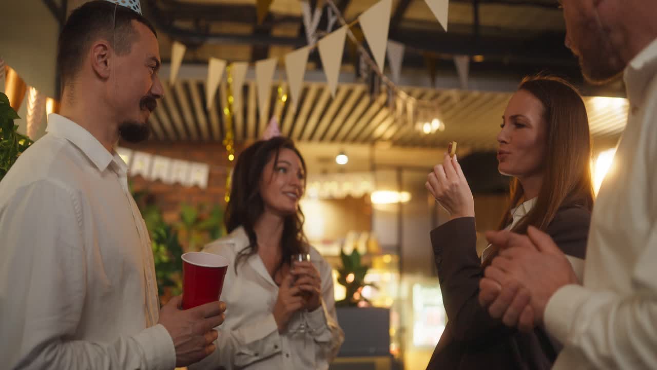 友達が誕生日を祝っている