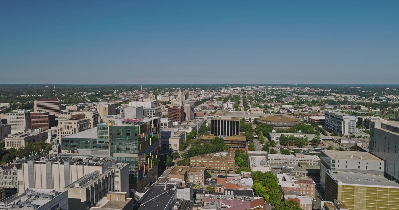Richmond Virginia Aerea v75, sorvolo a bassa quota sopra Biotech, MCV e il Distretto del Campidoglio verso il centro - Ripreso con Inspire 3 8k - 30 settembre 2023.