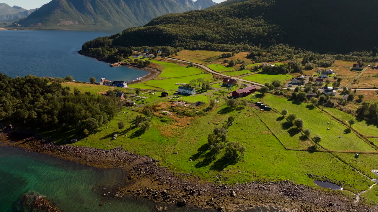Kvitnes Gård, azienda agricola e location per matrimoni in una pittoresca cornice costiera, Hadsel, Norvegia. Drone aereo