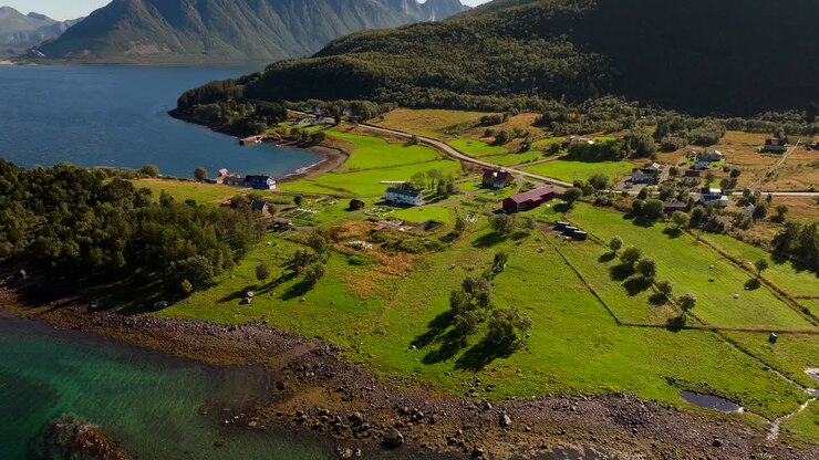 Kvitnes Gård, azienda agricola e location per matrimoni in una pittoresca cornice costiera, Hadsel, Norvegia. Drone aereo