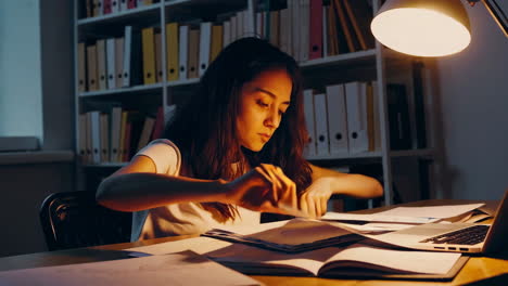 mujer estudiando tarde en la noche