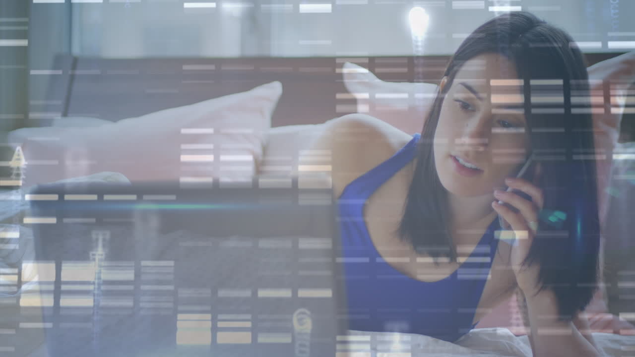 노트북을 가진 백인 여성이 집의 소파에서 스마트폰으로 이야기하는 모자이크 사각형