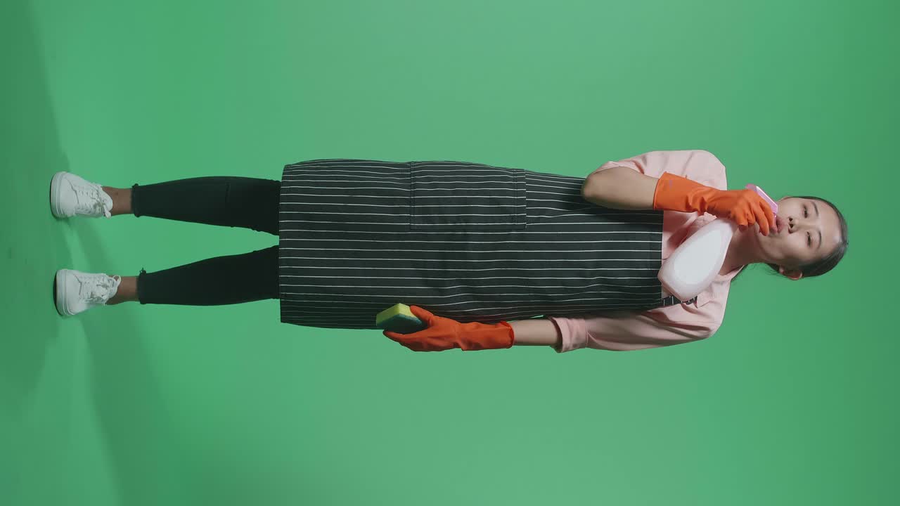 청소용품으로 청소하는 여성