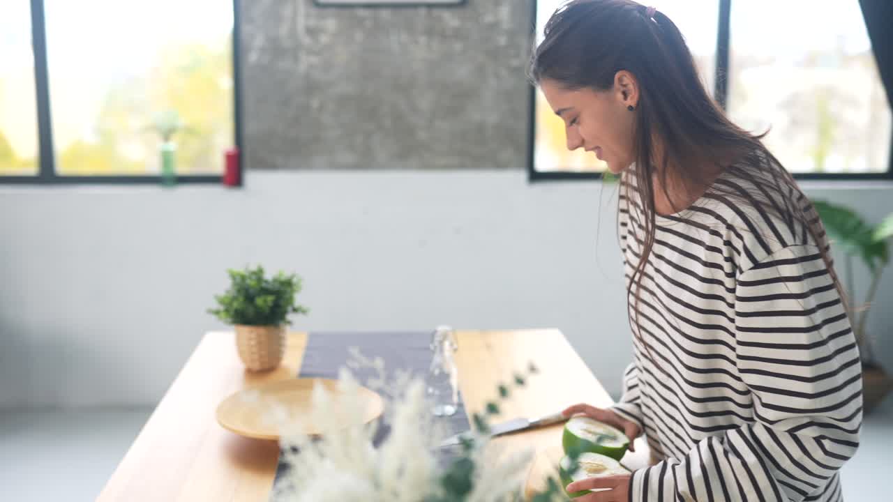 현대적 인 부 에서 테이블 을 세우는 여자
