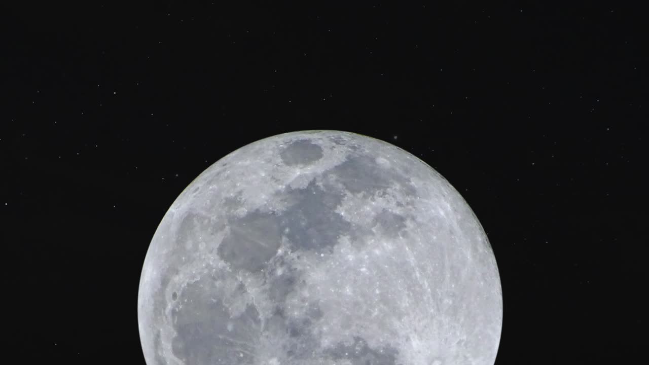 우주에서 움직이는 달의 이미지.